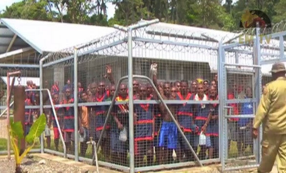 Βάφτηκε με αίμα εξέγερση στην Παπούα Νέα Γουινέα – 17 νεκροί στις φυλακές (βίντεο)